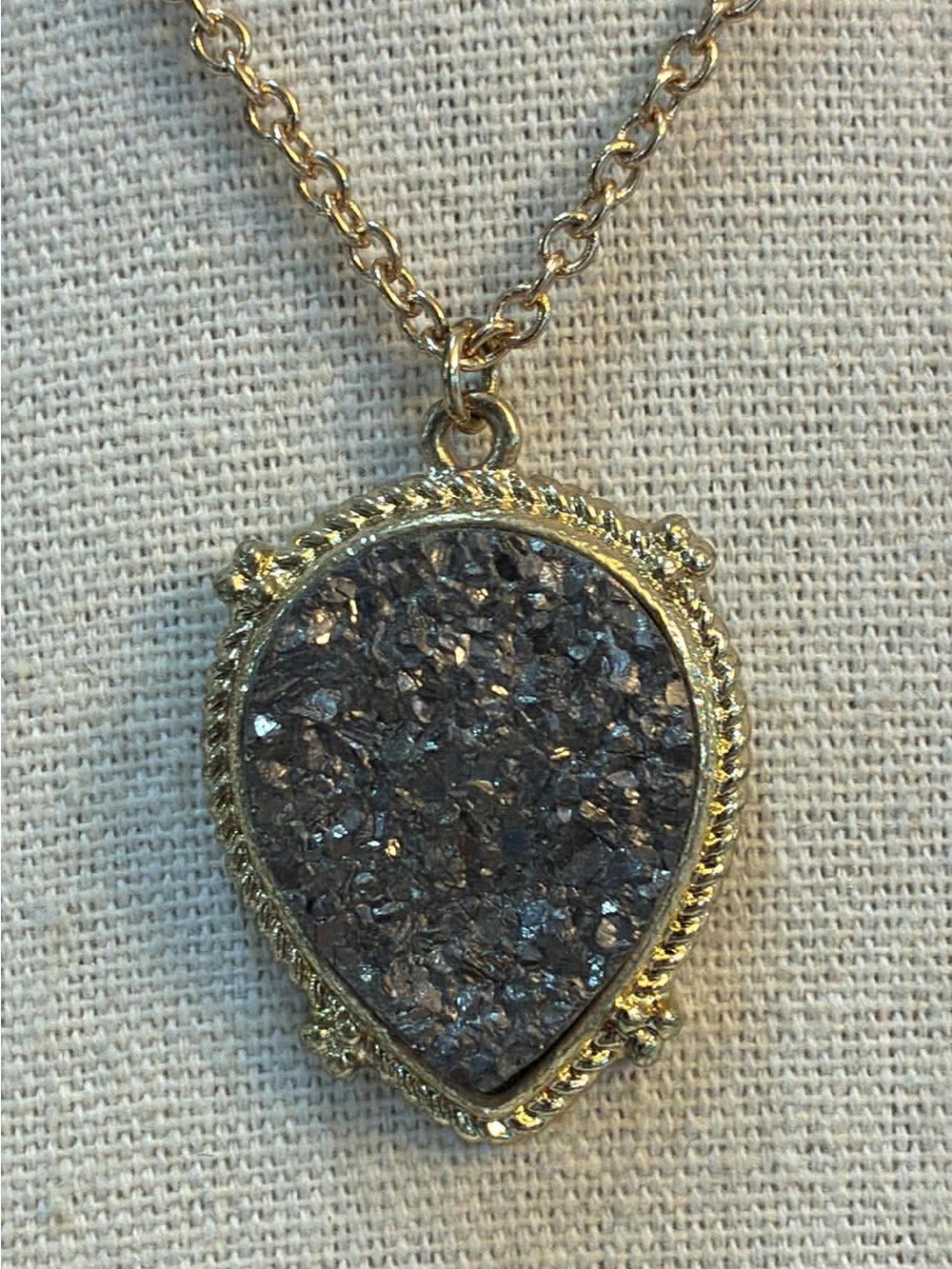 Gold-Frame Teardrop druzy pendant necklace - Gray Druzy - Picture 6 of 6
